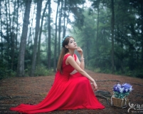 紅衣美女