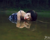 水中美女，又白又漂亮