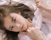 清純少女床上甜美照