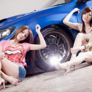 甜美車模姐妹花
