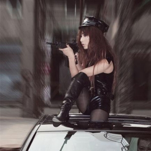 女特警車模魅力眼神