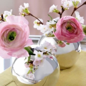 別致花瓶為居室?guī)睃c(diǎn)點(diǎn)綠意