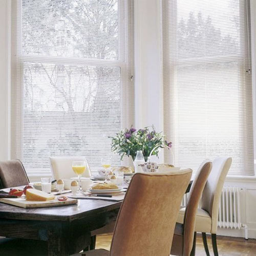 ��ɫ���~����