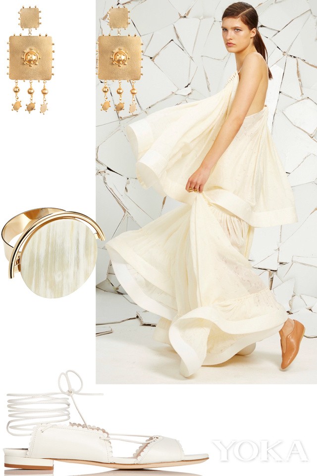 白色套裙來自Stella McCartney，分別售價(jià)2903美元、3156美元； 耳環(huán)來自Paula Mendoza，售價(jià)300美金；手鐲來自Marni，售價(jià)470美元；平底鞋來自Bionda Castana for L.K. Bennett，售價(jià)475美元
