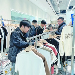 篁園服裝市場夏裝悄然上新